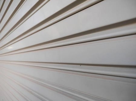 Pourquoi installer des volets roulants &agrave; La Farl&egrave;de pour votre s&eacute;curit&eacute; ?